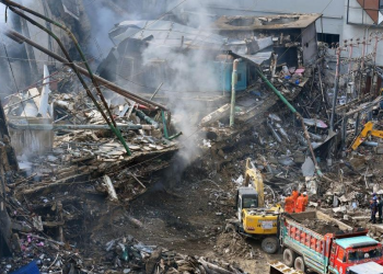 Suben a 15 los muertos en incendio de un centro comercial en Karachi