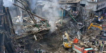 Suben a 15 los muertos en incendio de un centro comercial en Karachi