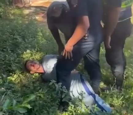 Quiso ingresar a un auto para robarlo, el dueño lo atrapó y es entregado a la Policía