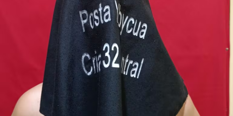 Mujer es detenida por supuestamente golpear a su hijastro con un cable