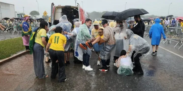 Un rayo cayó en una marcha y dejó al menos 30 heridos en Brasilia