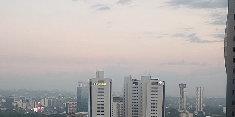 Asunción bajo una densa capa de humo tras diversos focos de incendio