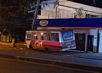 Ómnibus de la Línea 54 chocó contra columna de la ANDE y dejó tres heridos
