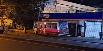 Ómnibus de la Línea 54 chocó contra columna de la ANDE y dejó tres heridos