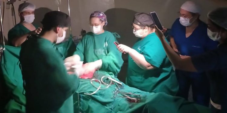 Otra cesárea con linternas de celulares, esta vez en Clínicas