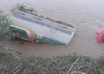 Camión que transportaba combustible cae en cauce del río Pilcomayo