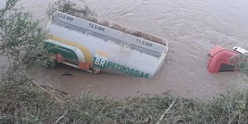Camión que transportaba combustible cae el cauce del río Pilcomayo