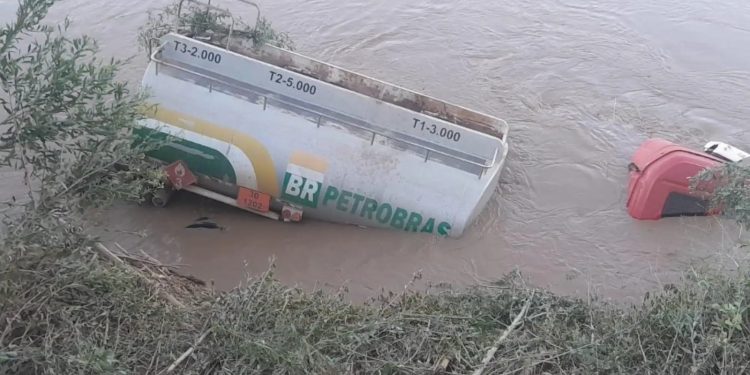 Camión que transportaba combustible cae en cauce del río Pilcomayo