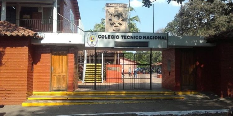 Dos colegios emblemáticos no iniciaron clases presenciales por retraso en obras