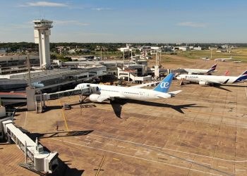 Huelga de funcionarios aeronáuticos en Argentina afecta a mil pasajeros en Paraguay