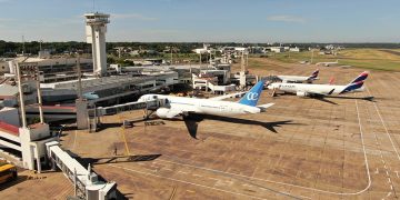 Huelga de funcionarios aeronáuticos en Argentina afecta a mil pasajeros en Paraguay