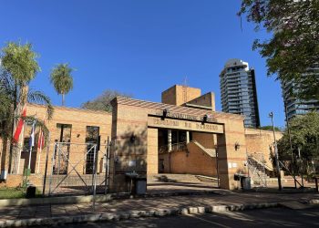 Derecho UNA cesa a cuatro docentes vinculados a «mafia de pagarés»