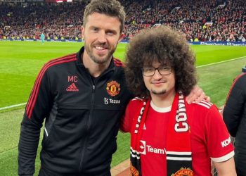Hincha del Manchester United está a una victoria de cumplir su insólita promesa