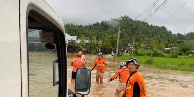 Tormenta tropical deja 4 fallecidos y miles desplazados en Filipinas tras inundaciones y deslave