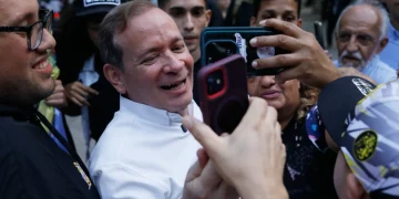 Detienen a un aliado cercano de la líder opositora venezolana Machado poco después de ser liberado