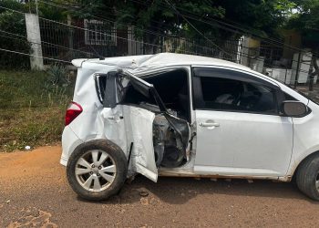 Menor al volante choca contra una columna de cemento en Villarrica