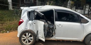 Menor al volante choca contra una columna de cemento en Villarrica