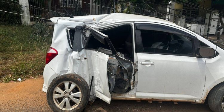 Menor al volante choca contra una columna de cemento en Villarrica
