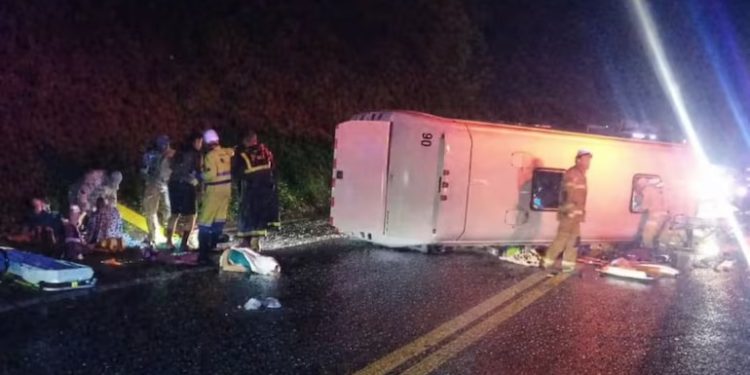 Accidente en Brasil: minibús con matrícula paraguaya deja un fallecido y varios heridos