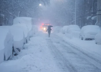Potente tormenta paraliza el noreste de EE.UU. y deja a Nueva York bajo una gran nevada