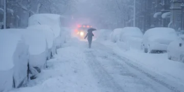 Potente tormenta paraliza el noreste de EE.UU. y deja a Nueva York bajo una gran nevada