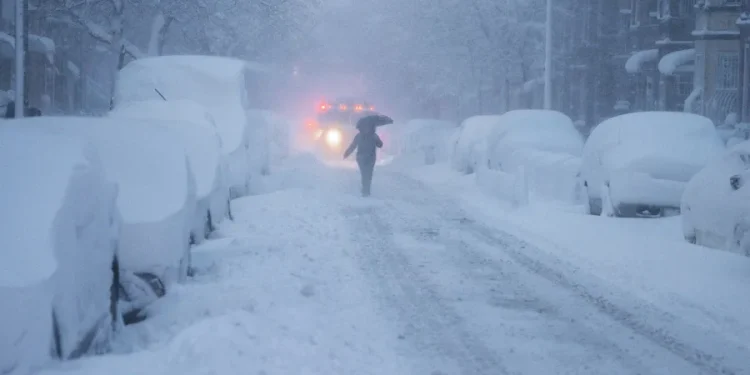 Potente tormenta paraliza el noreste de EE.UU. y deja a Nueva York bajo una gran nevada