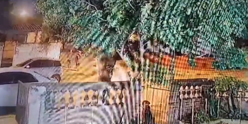 Tres jóvenes atacan a un hombre dentro de su vivienda y lo despojan de su aparato celular en R.L. Pettit