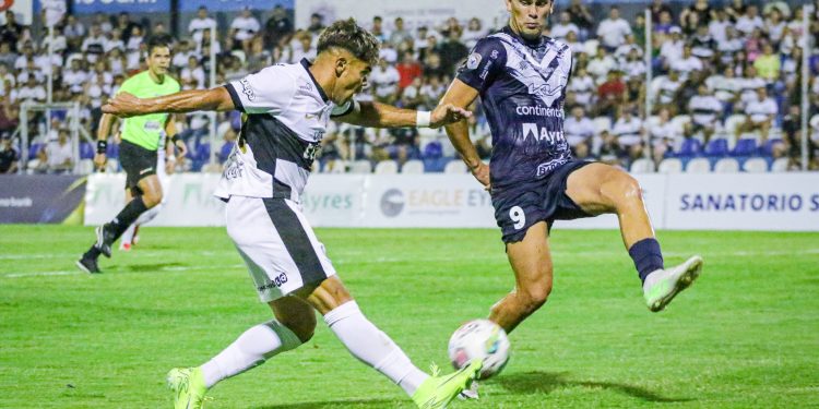 Olimpia visita a su sombra negra en medio de un gran momento