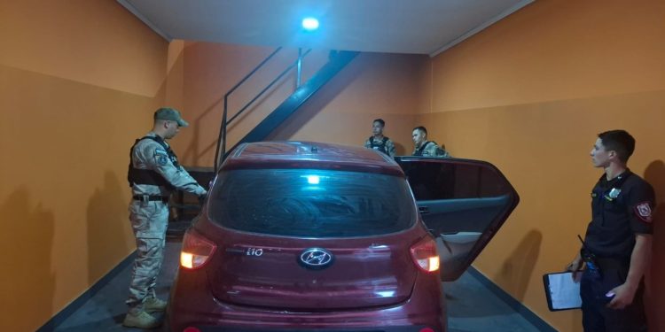 Le robó el auto a su pareja para ir al motel con otra mujer