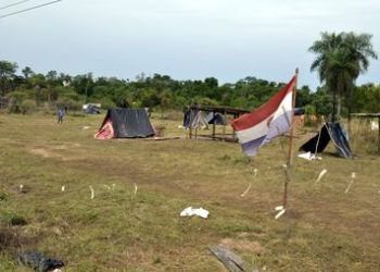 Desalojan a unas 100 familias que estaban ocupando un predio en Ypané y detienen a su líder