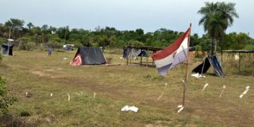 Desalojan a unas 100 familias que estaban ocupando un predio en Ypané y detienen a su líder