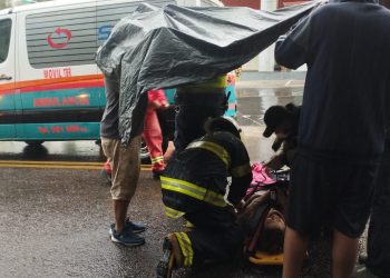 Joven resulta con lesiones graves tras ser arrollada bajo intensa lluvia en Villa Elisa