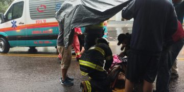 Joven resulta con lesiones graves tras ser arrollada bajo intensa lluvia en Villa Elisa