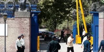 Reino Unido retira a su personal diplomático de Teherán ante despliegue militar de EEUU