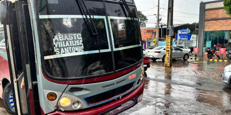 Violenta pelea entre conductores en Villa Elisa