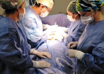 En Hospital General de San Lorenzo extraen tumor de ovario de 12 kilos