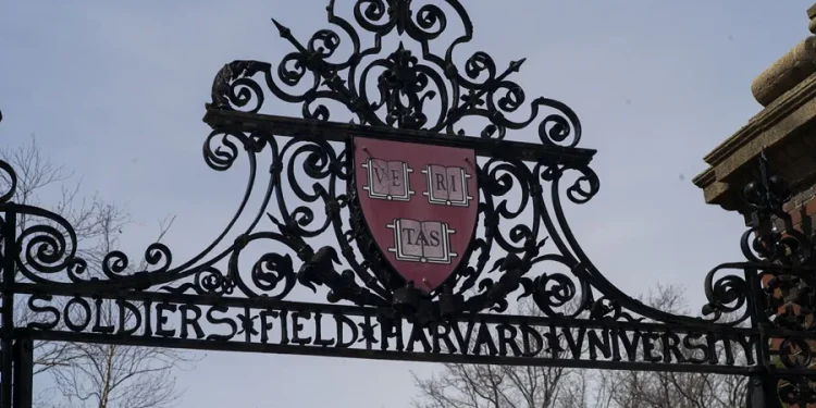 Trump exige a la Universidad de Harvard una indemnización de 1.000 millones de dólares