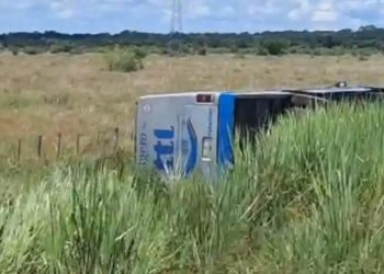 Bus vuelca en Concepción y responsabilizan al deterioro de la ruta