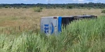 Bus vuelca en Concepción y responsabilizan al deterioro de la ruta