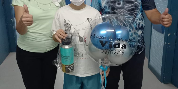 Adolescente recibe el alta tras exitoso trasplante renal pediátrico en el Hospital Central del IPS