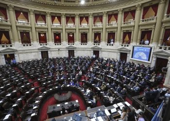 Diputados aprueban reforma laboral en Argentina