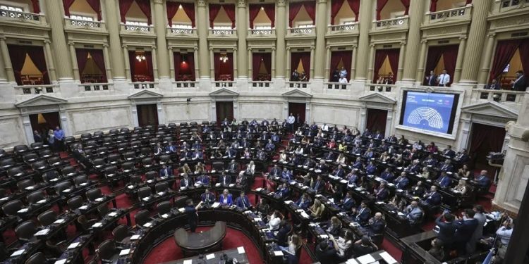 Diputados aprueban reforma laboral en Argentina