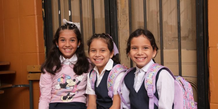 Casi un millón y medio de estudiantes retornan a clases con kits y alimentación asegurada