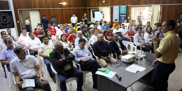 MAG logra acercamiento entre productores de tomate y representantes de supermercados