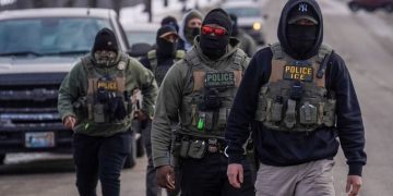 Jueza permite a agentes migratorios en California cubrirse el rostro