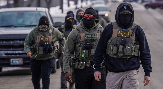 Jueza permite a agentes migratorios en California cubrirse el rostro