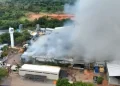 Complejo industrial de alimentos para animales se incendia en Limpio