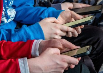 España prohibirá acceso a redes sociales a menores de 16 años