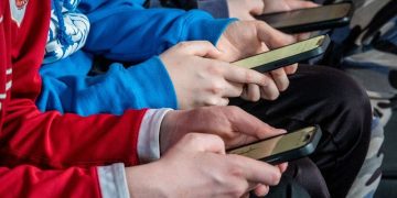 España prohibirá acceso a redes sociales a menores de 16 años