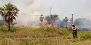 Efectivos militares combaten incendio forestal en las cercanías del Puente Héros del Chaco